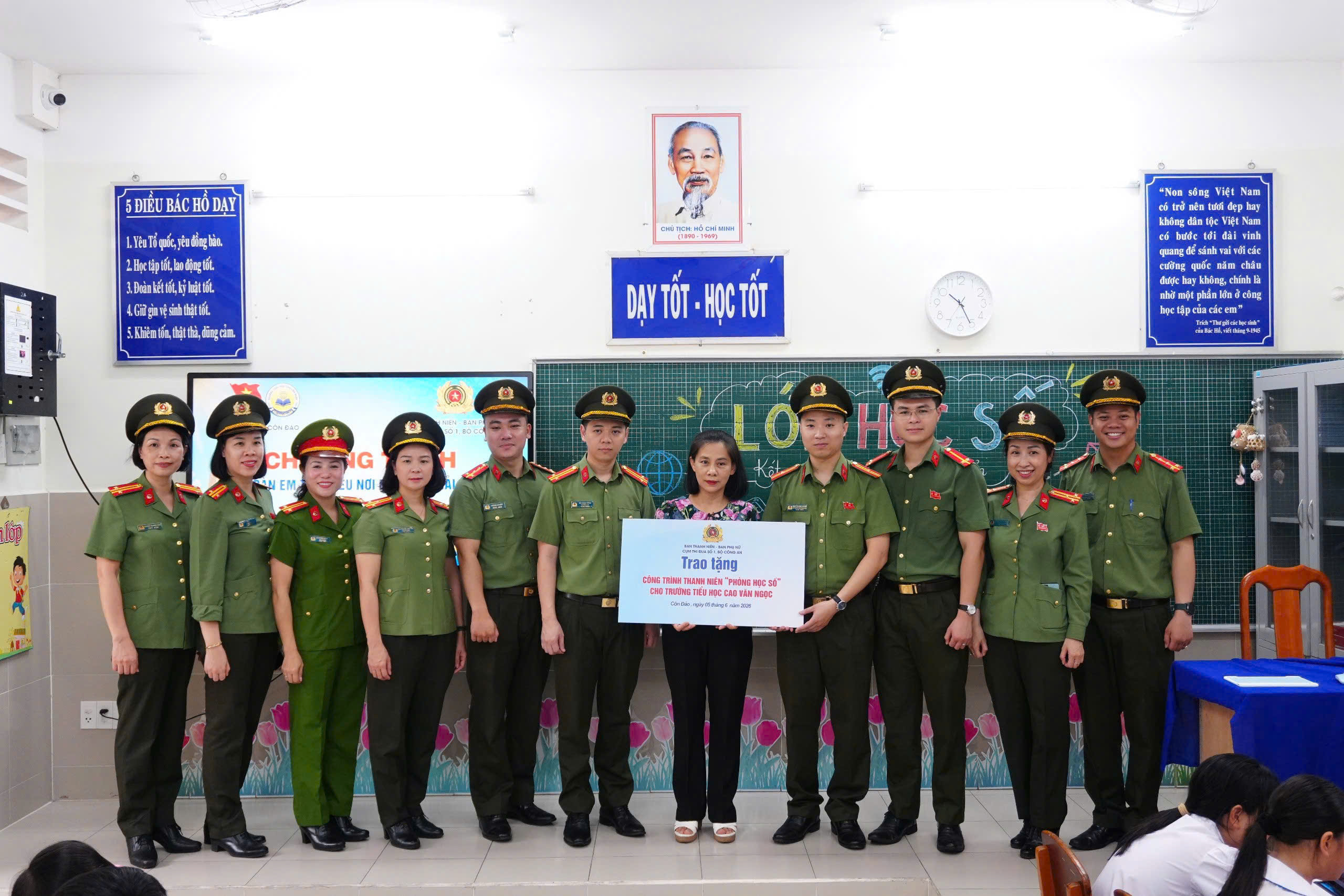 Thanh niên và phụ nữ Công an Hải Phòng tham gia hội nghị ký kết giao ước thi đua cụm thi đua số 1 tại đặc khu Côn Đảo